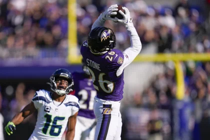 Baltimore Ravens Defense - Geno Stone fängt einen Pass von Geno Smith ab.