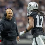 Las Vegas Raiders Coach Anotnio Pierce und Receiver Davante Adams