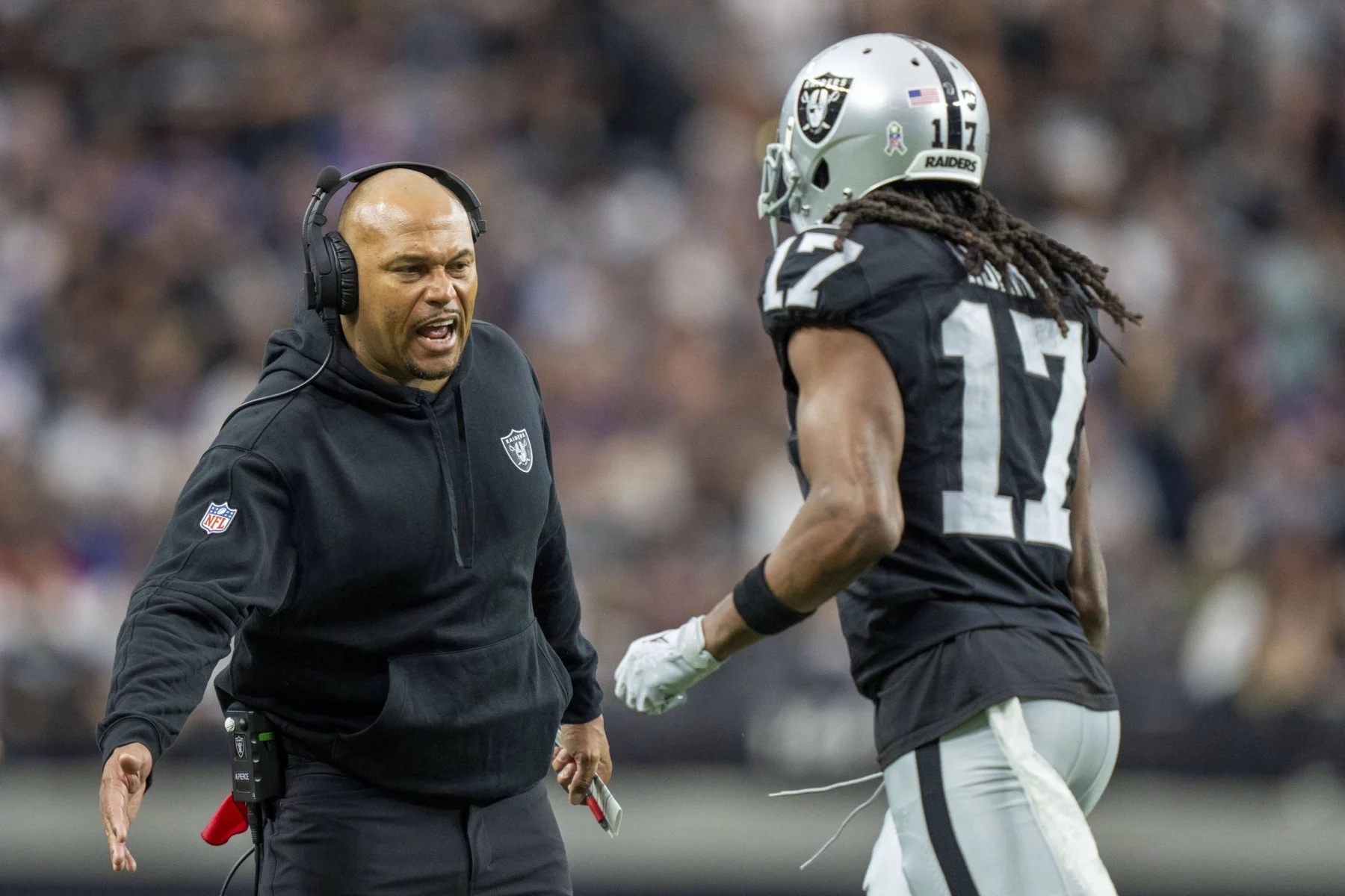 Las Vegas Raiders Coach Anotnio Pierce und Receiver Davante Adams