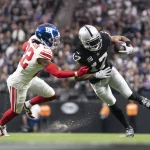 FootballR - NFL - Die Las Vegas Raiders spielen gegen die New York Jets, Davante Adams mit dem Ball.