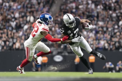 FootballR - NFL - Die Las Vegas Raiders spielen gegen die New York Jets, Davante Adams mit dem Ball.