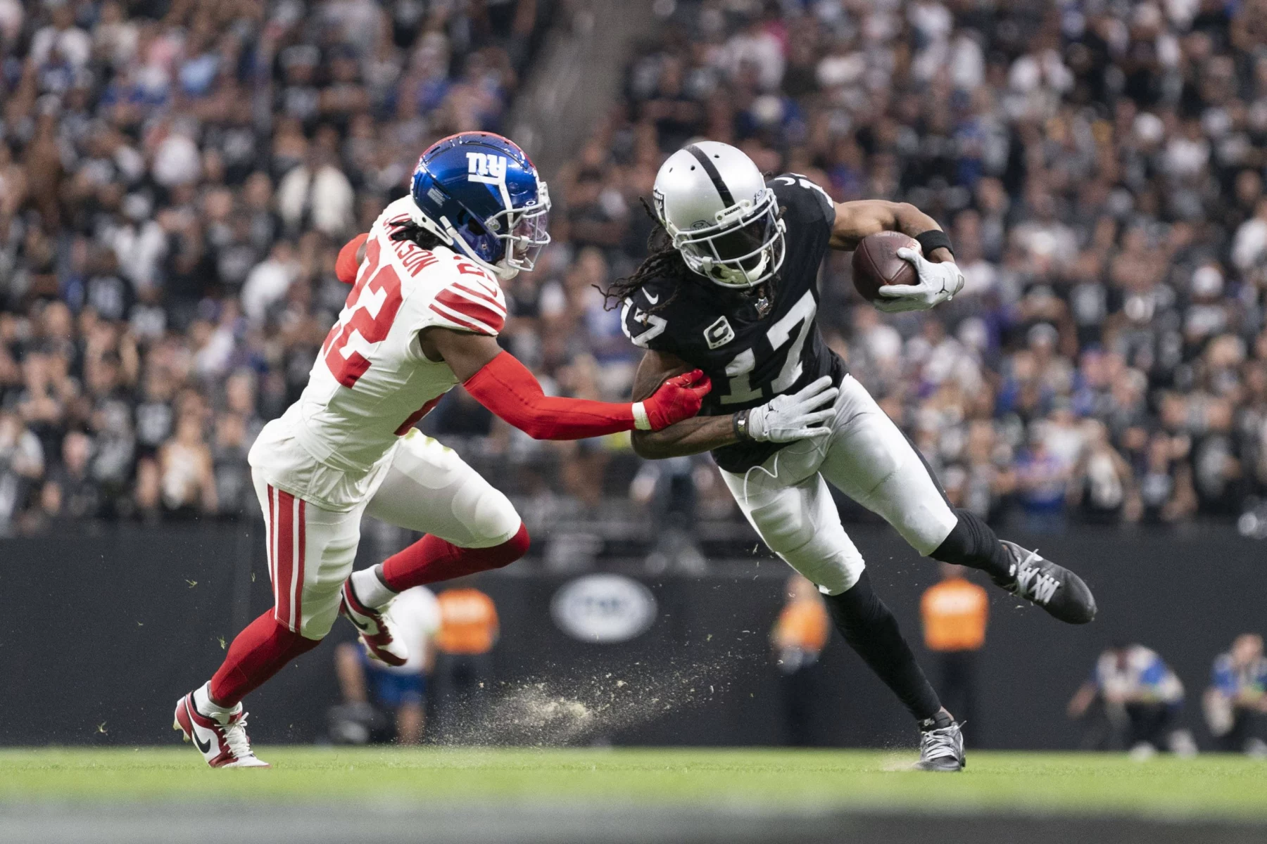 FootballR - NFL - Die Las Vegas Raiders spielen gegen die New York Jets, Davante Adams mit dem Ball.
