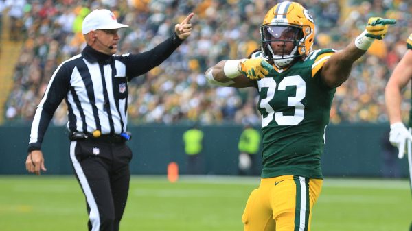 FootballR - NFL - Ein Footballspieler der Green Bay Packers, Running Back Aaron Jones, zeigt beim Spiel gegen die Detroit Lions auf den Schiedsrichter.