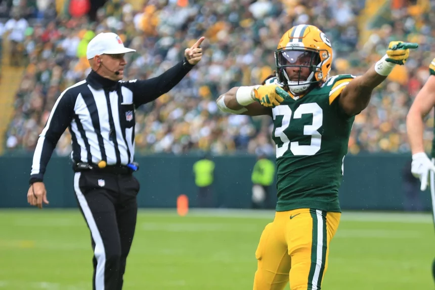 FootballR - NFL - Ein Footballspieler der Green Bay Packers, Running Back Aaron Jones, zeigt beim Spiel gegen die Detroit Lions auf den Schiedsrichter.