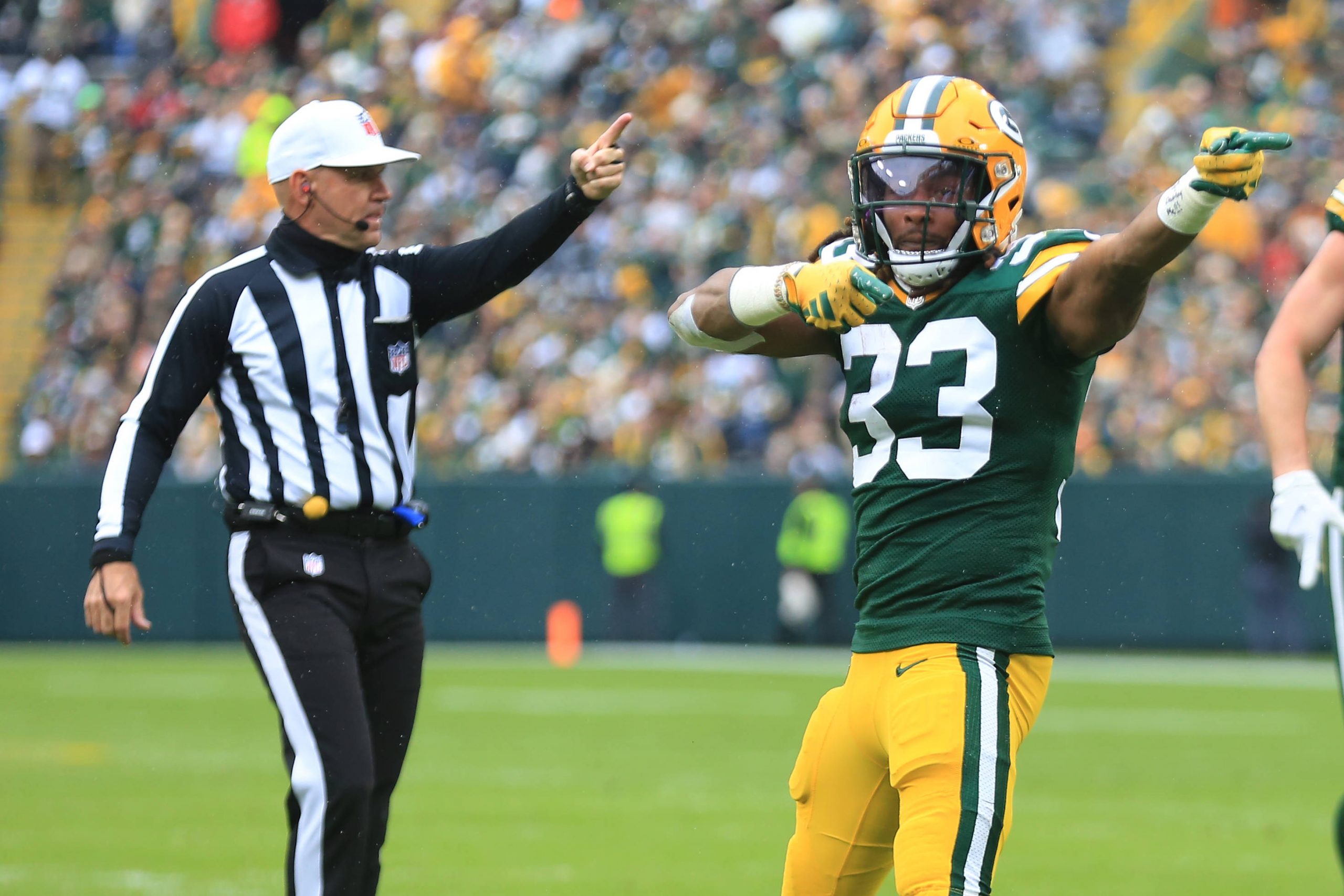 FootballR - NFL - Ein Footballspieler der Green Bay Packers, Running Back Aaron Jones, zeigt beim Spiel gegen die Detroit Lions auf den Schiedsrichter.