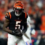 FootballR - NFL - Der Wide Receiver der Cincinnati Bengals, Tee Higgins, hält einen Ball.
