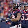 FootballR - NFL - Zwei Spieler der Houston Texans jubeln während eines Spiels, unbeeinträchtigt von etwaigen Verletzungen des Spielers. Der Injury Report ist auch in dieser Woche wieder voll.