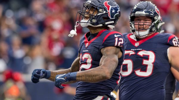 FootballR - NFL - Zwei Spieler der Houston Texans jubeln während eines Spiels, unbeeinträchtigt von etwaigen Verletzungen des Spielers. Der Injury Report ist auch in dieser Woche wieder voll.