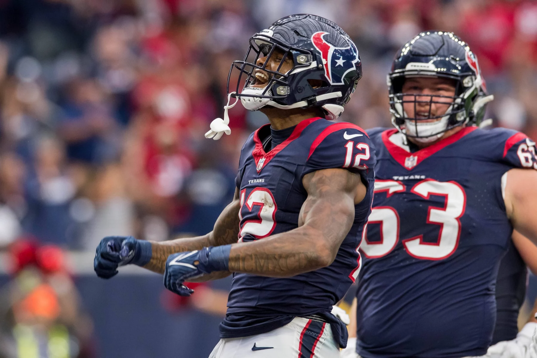 FootballR - NFL - Zwei Spieler der Houston Texans jubeln während eines Spiels, unbeeinträchtigt von etwaigen Verletzungen des Spielers. Der Injury Report ist auch in dieser Woche wieder voll.