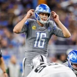 FootballR - NFL - Ein Footballspieler der Detroit Lions bereitet sich darauf vor, den Ball zu werfen und stellt damit seine Vormarsch-Fähigkeiten unter Beweis.