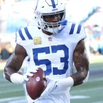 FootballR - NFL - Der Star-Linebacker der Indianapolis Colts, Linebacker Shaquille Leonard, hält einen Football in der Hand.