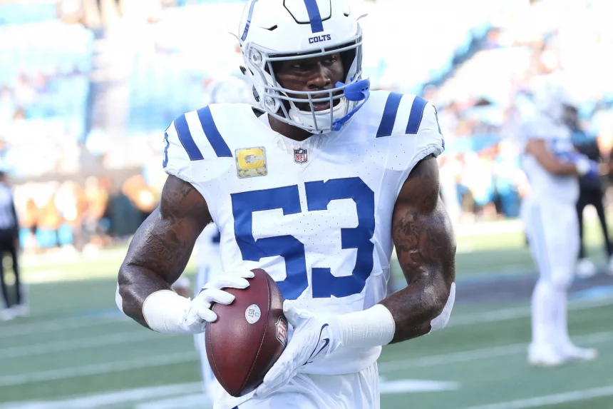 FootballR - NFL - Der Star-Linebacker der Indianapolis Colts, Linebacker Shaquille Leonard, hält einen Football in der Hand.