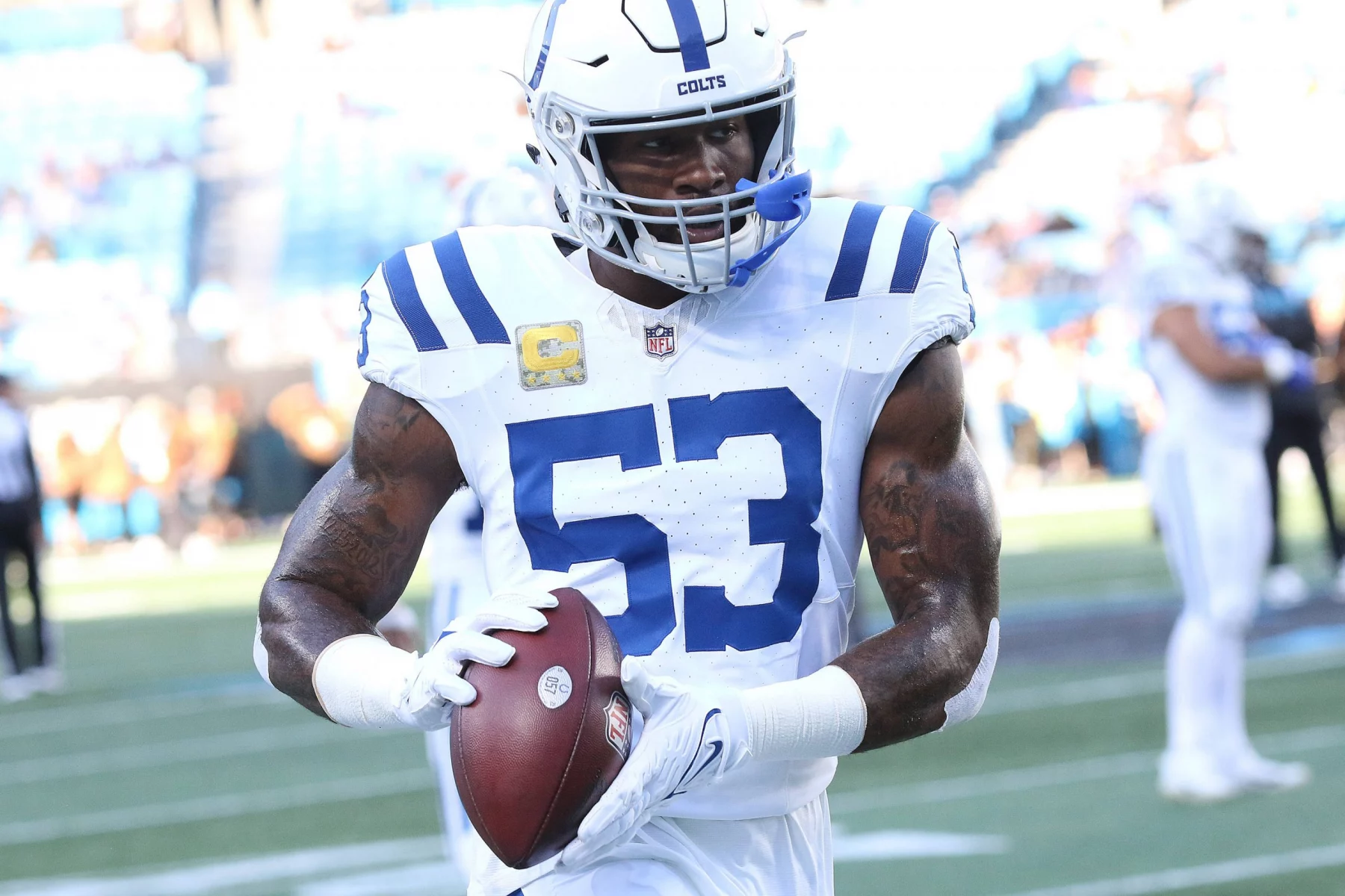 FootballR - NFL - Der Star-Linebacker der Indianapolis Colts, Linebacker Shaquille Leonard, hält einen Football in der Hand.