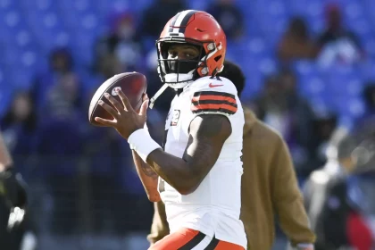 FootballR - NFL - Der Quarterback der Cleveland Browns Deshaun Watson wirft den Ball.