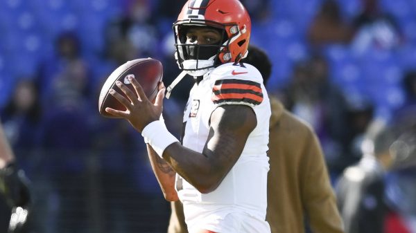 FootballR - NFL - Der Quarterback der Cleveland Browns Deshaun Watson wirft den Ball.
