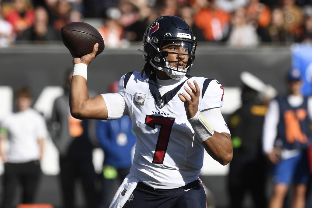 FootballR - NFL - C.J. Stroud MVP Kandidat, ein Footballspieler der Houston Texans, wirft einen Ball.