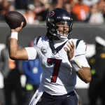 FootballR - NFL - C.J. Stroud MVP Kandidat, ein Footballspieler der Houston Texans, wirft einen Ball.