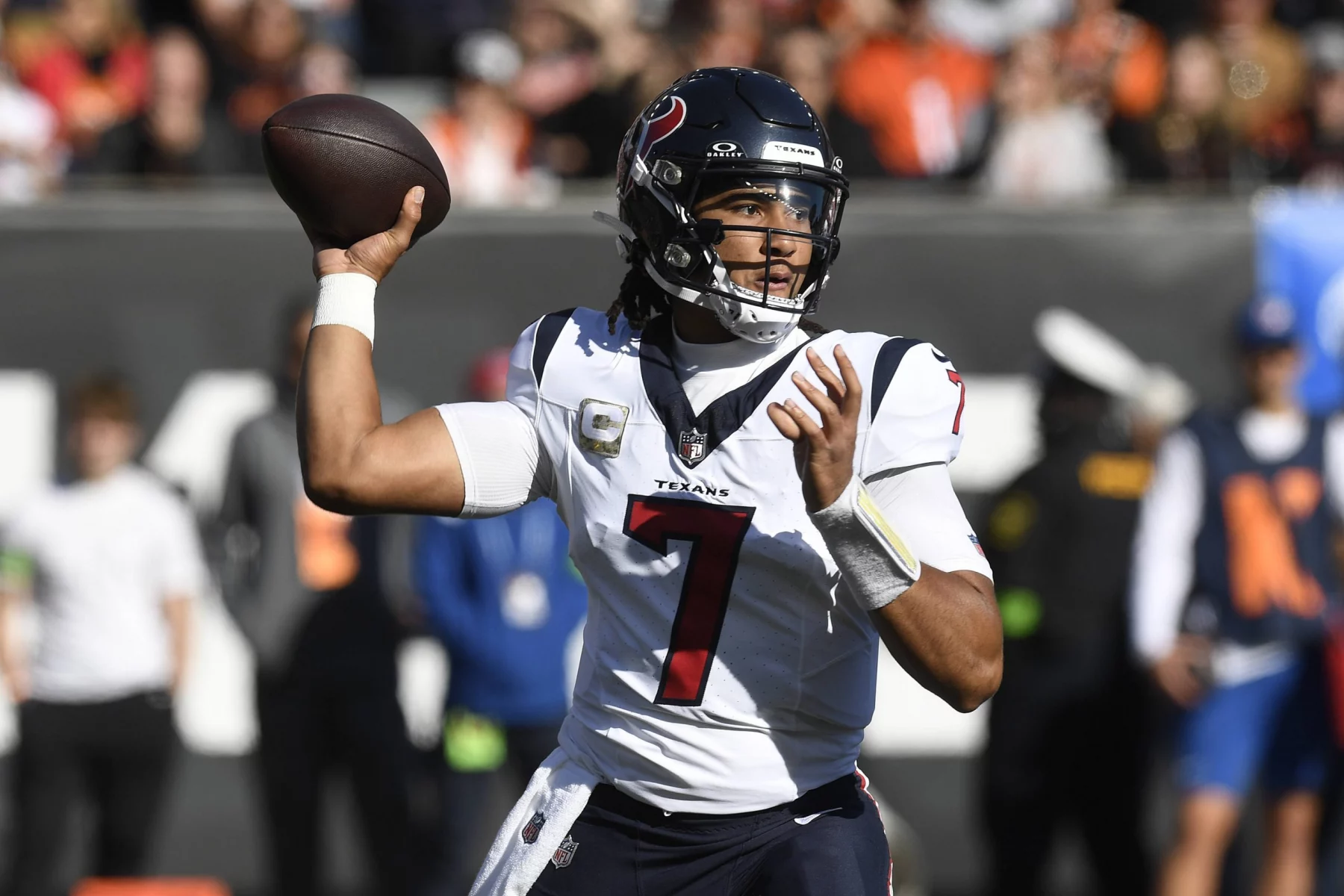 FootballR - NFL - C.J. Stroud MVP Kandidat, ein Footballspieler der Houston Texans, wirft einen Ball.