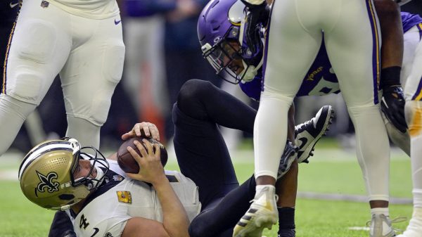 FootballR - NFL - Der Quarterback der New Orleans Saints Derek Carr liegt auf dem Boden.
