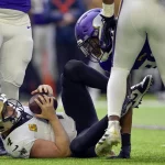 FootballR - NFL - Der Quarterback der New Orleans Saints Derek Carr liegt auf dem Boden.