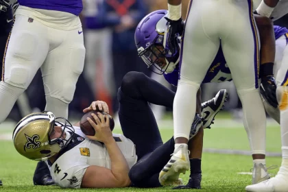 FootballR - NFL - Der Quarterback der New Orleans Saints Derek Carr liegt auf dem Boden.