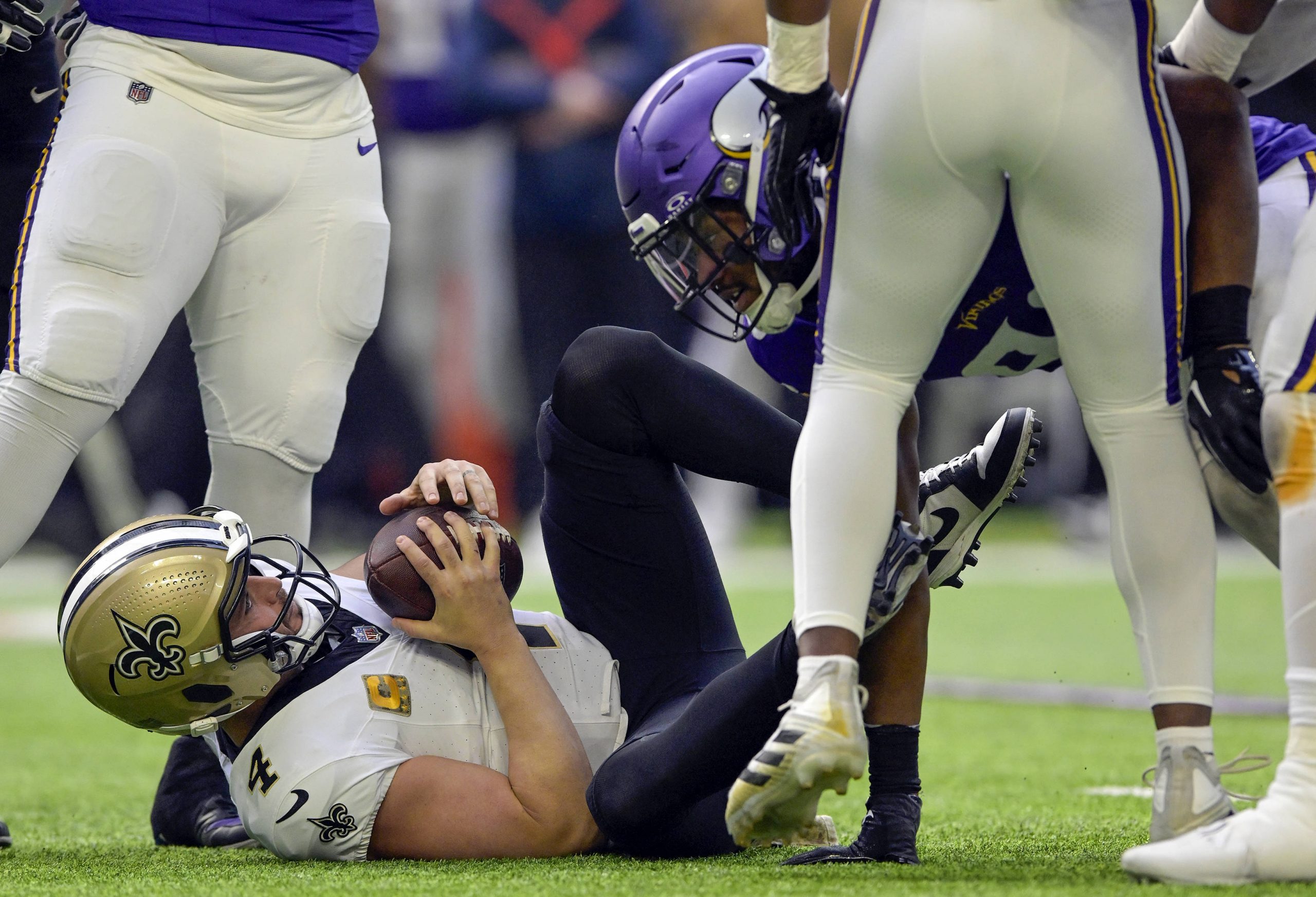 FootballR - NFL - Der Quarterback der New Orleans Saints Derek Carr liegt auf dem Boden.