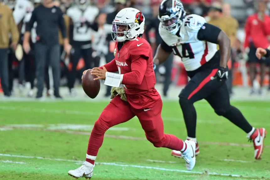 Recap Woche 10 - NFL - Footballspieler, Kyler Murray, der Arizona Cardinals läuft während der NFL Sonntag mit dem Ball.