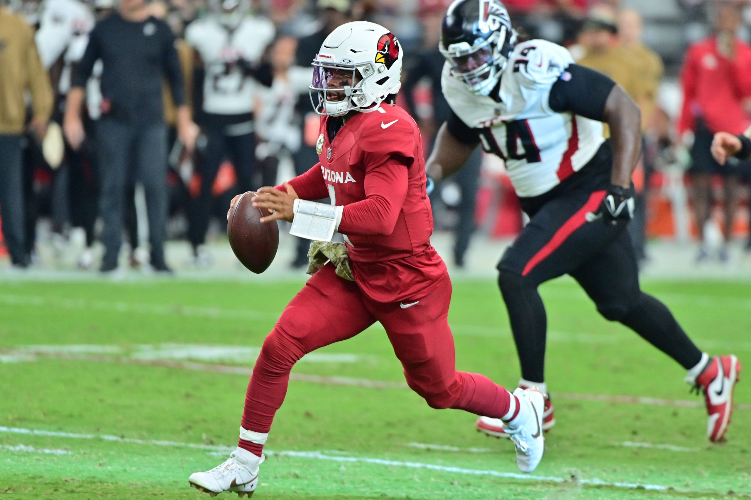 Recap Woche 10 - NFL - Footballspieler, Kyler Murray, der Arizona Cardinals läuft während der NFL Sonntag mit dem Ball.