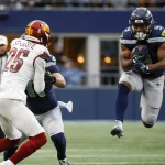 FootballR - NFL - Ein Footballspieler der Seattle Seahawks, Kenneth Walker, läuft mit dem Ball.