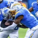 FootballR - NFL - Die Los Angeles Chargers spielen in einem NFL-Spiel gegen die Detroit Lions. Safety Derwin James mit einem heftigen Hit.