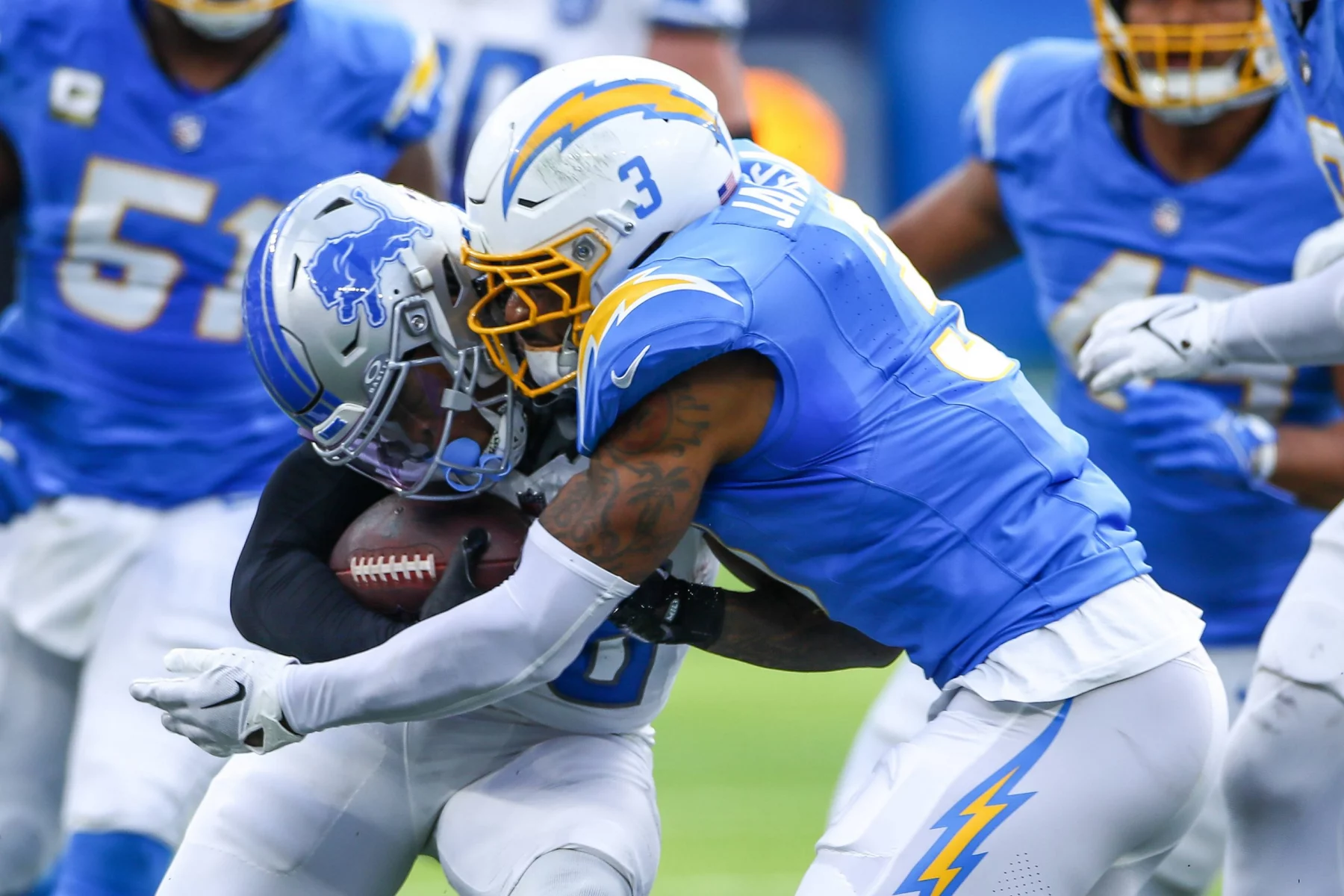 FootballR - NFL - Die Los Angeles Chargers spielen in einem NFL-Spiel gegen die Detroit Lions. Safety Derwin James mit einem heftigen Hit.
