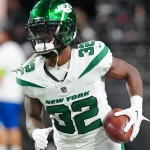 FootballR - NFL - Michael Carter - Die New York Jets laufen mit dem Ball.