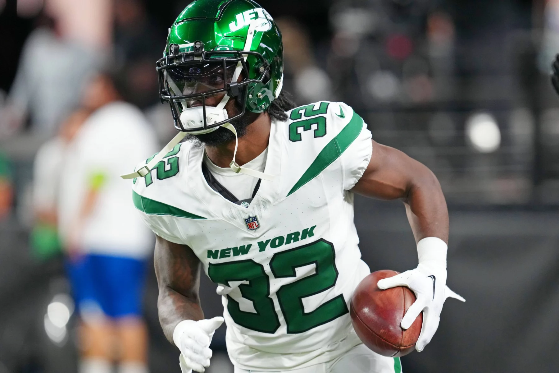 FootballR - NFL - Michael Carter - Die New York Jets laufen mit dem Ball.