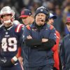 FootballR - NFL - Bill Belichick, der Trainer der New England Patriots, steht am Spielfeldrand.