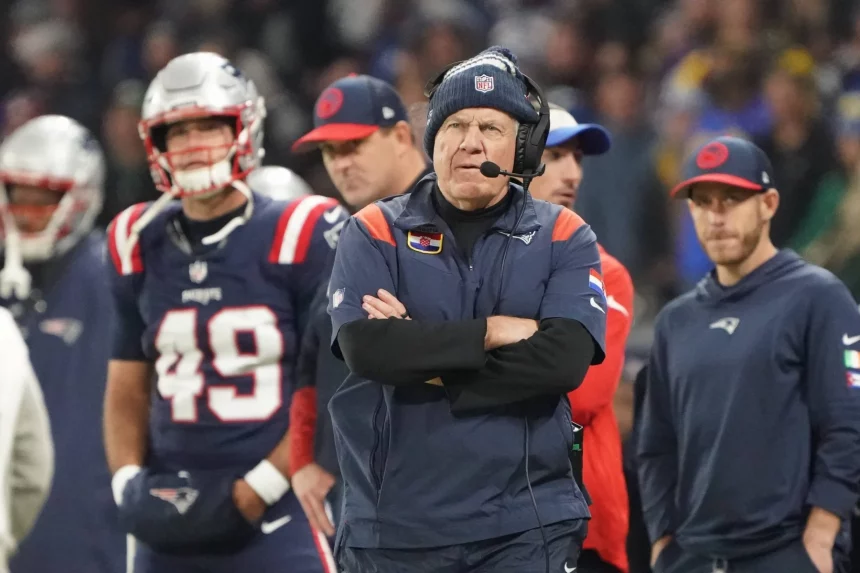 FootballR - NFL - Bill Belichick, der Trainer der New England Patriots, steht am Spielfeldrand.