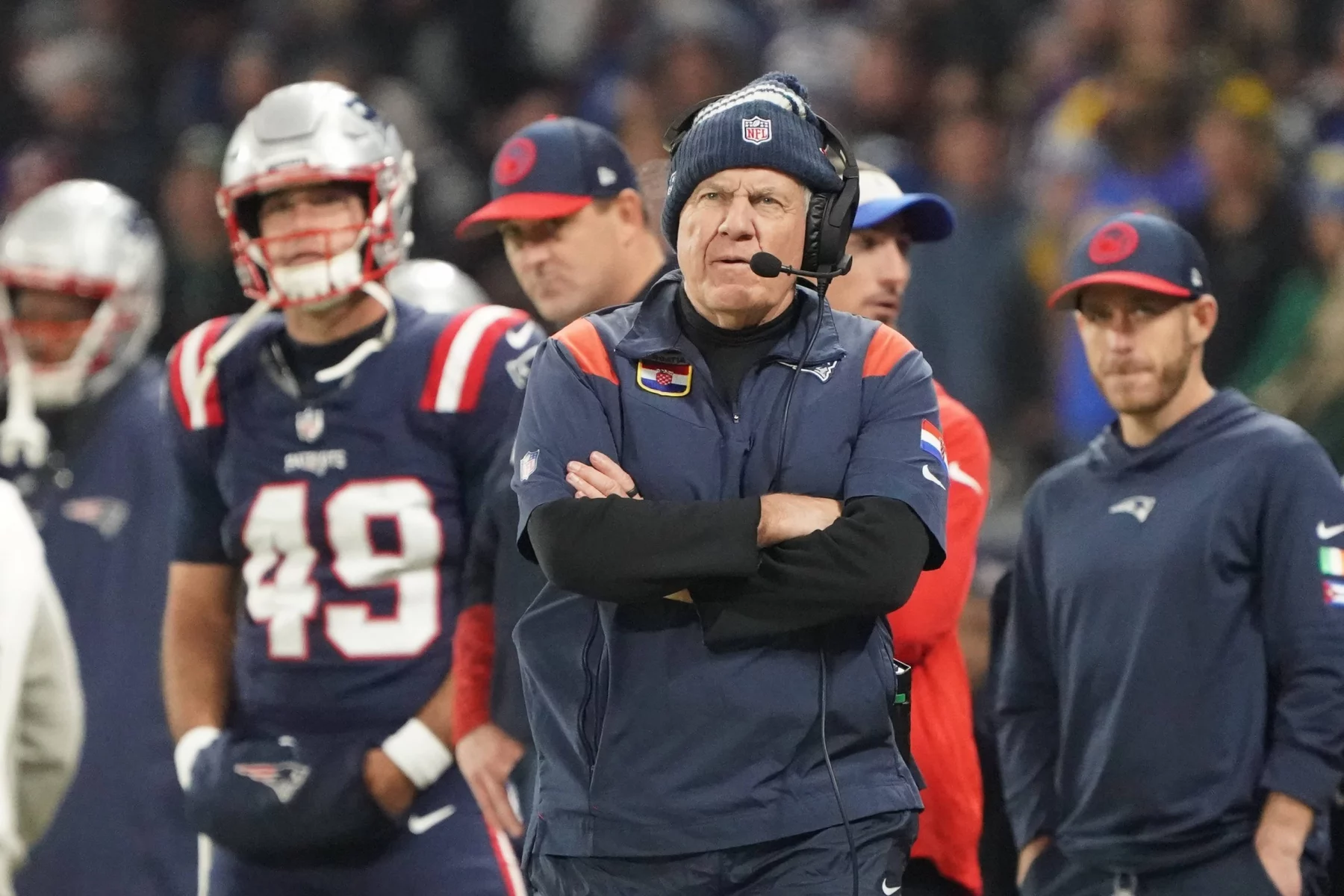 FootballR - NFL - Bill Belichick, der Trainer der New England Patriots, steht am Spielfeldrand.