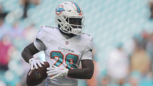 FootballR - NFL - Running Back De'Von Achane der Miami Dolphins mit einer Knieverletzung läuft mit dem Ball.
