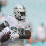 FootballR - NFL - Running Back De'Von Achane der Miami Dolphins mit einer Knieverletzung läuft mit dem Ball.