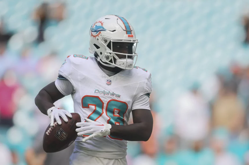 FootballR - NFL - Running Back De'Von Achane der Miami Dolphins mit einer Knieverletzung läuft mit dem Ball.