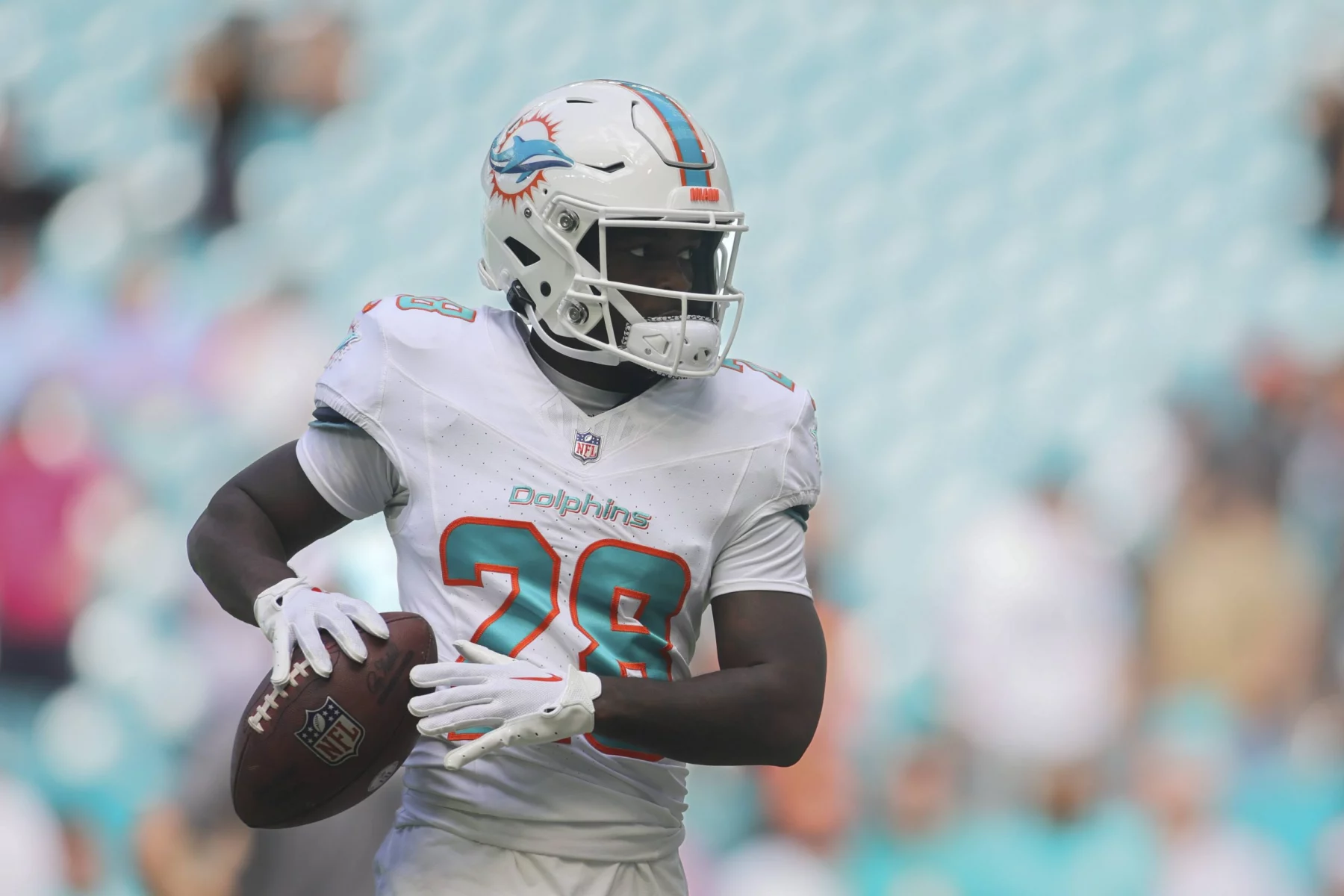 FootballR - NFL - Running Back De'Von Achane der Miami Dolphins mit einer Knieverletzung läuft mit dem Ball.