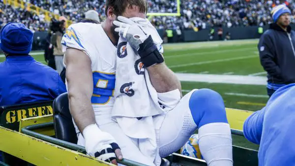 FootballR - NFL - Joey Bosa, ein NFL-Spieler, wird auf einer Trage abtransportiert, nachdem er sich während des Spiels eine Fußverletzung zugezogen hat.