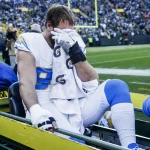 FootballR - NFL - Joey Bosa, ein NFL-Spieler, wird auf einer Trage abtransportiert, nachdem er sich während des Spiels eine Fußverletzung zugezogen hat.