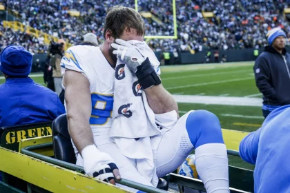 FootballR - NFL - Joey Bosa, ein NFL-Spieler, wird auf einer Trage abtransportiert, nachdem er sich während des Spiels eine Fußverletzung zugezogen hat.