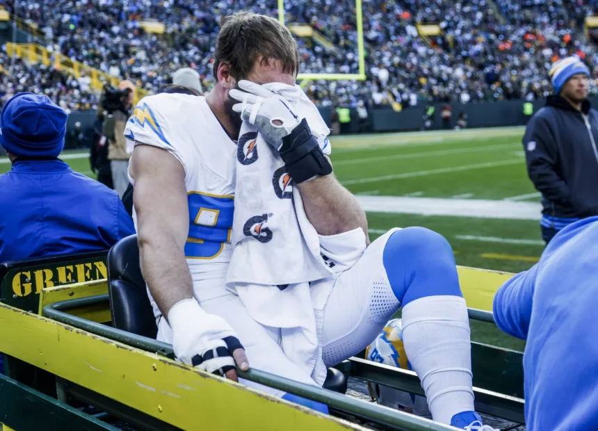 FootballR - NFL - Joey Bosa, ein NFL-Spieler, wird auf einer Trage abtransportiert, nachdem er sich während des Spiels eine Fußverletzung zugezogen hat.