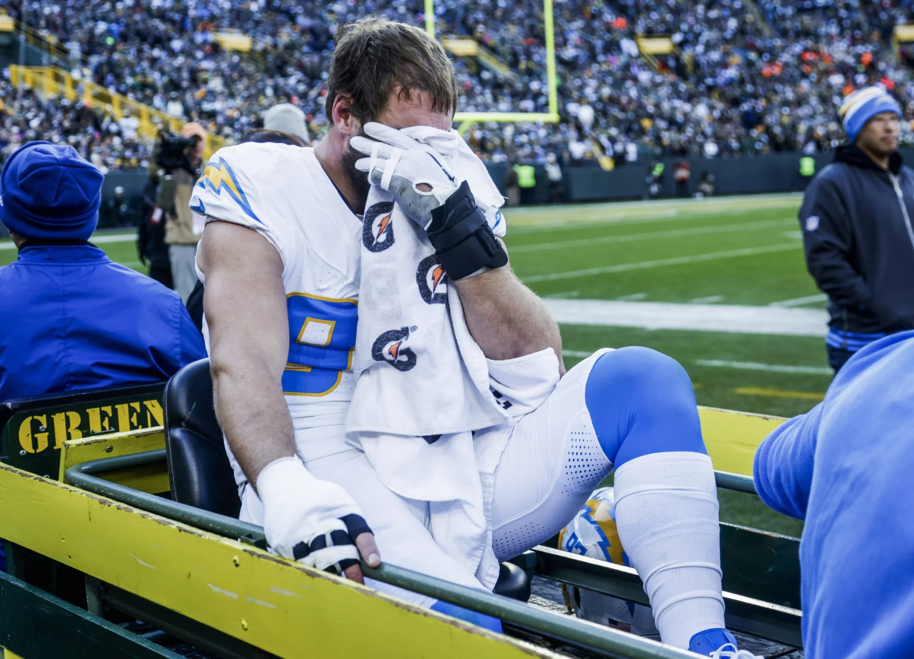 FootballR - NFL - Joey Bosa, ein NFL-Spieler, wird auf einer Trage abtransportiert, nachdem er sich während des Spiels eine Fußverletzung zugezogen hat.