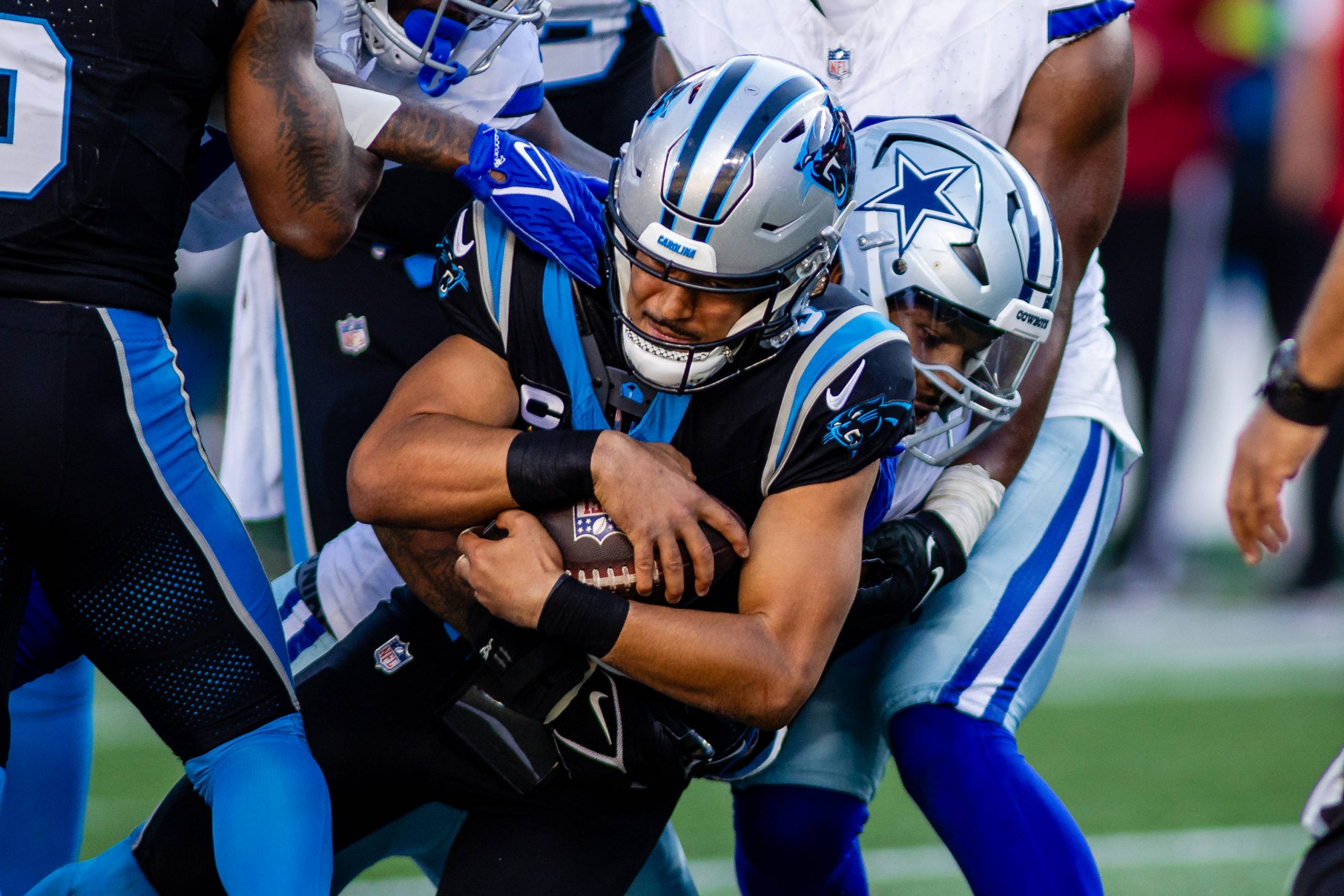 FootballR - NFL - Carolina Panthers Quarterback Bryce Young gegen Dallas Cowboys.