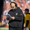 FootballR - NFL - Der Offensivkoordinator der Pittsburgh Steelers, Matt Canada, liest am Spielfeldrand eine Zeitung.