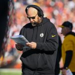 FootballR - NFL - Der Offensivkoordinator der Pittsburgh Steelers, Matt Canada, liest am Spielfeldrand eine Zeitung.