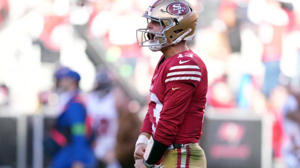 FootballR - NFL - Ein Footballspieler der San Francisco 49ers, Brock Purdy, steht in NFL Woche 11 auf dem Spielfeld.