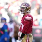 FootballR - NFL - Ein Footballspieler der San Francisco 49ers, Brock Purdy, steht in NFL Woche 11 auf dem Spielfeld.